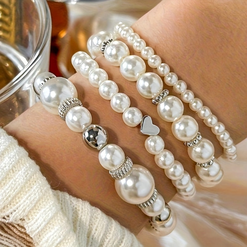Set of elegant pulseras in shape of corazón with perlas