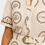 Seashell Mono Camiseta with Detail of Concha and Buttons